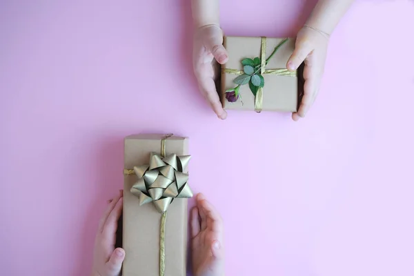 Crianças mãos segurando presentes de Natal — Fotografia de Stock