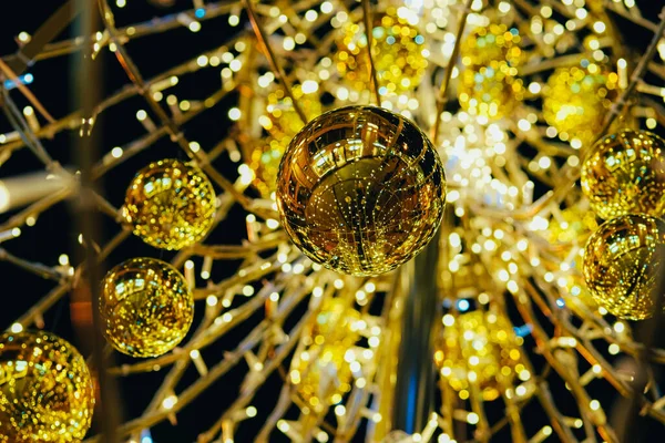 Gros plan de boules d'arbres de Noël et de lumières de fées — Photo