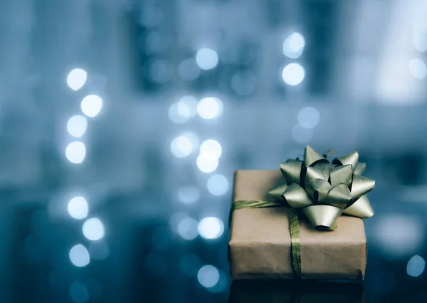 Caja de regalo de Navidad con fondo bokeh azul. — Foto de Stock