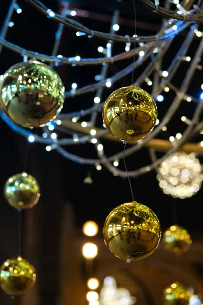 Gros plan de boules d'arbres de Noël et de lumières de fées — Photo