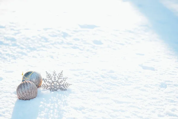 Palle di Natale in argento con neve naturale. Copia incolla. — Foto Stock