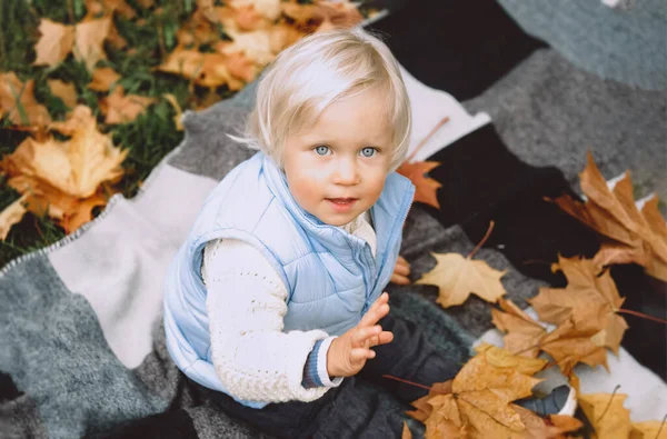 Jesienny portret słodkiego blond dziecka. — Zdjęcie stockowe