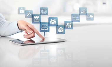 Office iş iş kavramı, el dokunmatik ekran simgeleri dijital tablet, web afiş ve kopya alanı şablonu