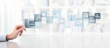 Office iş iş kavramı, el ile akıllı telefon ve simgeler, web afiş ve kopya alanı şablonu