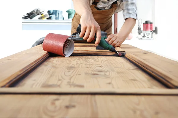 Timmerman Werken Het Hout Met Het Roterende Gereedschap — Stockfoto