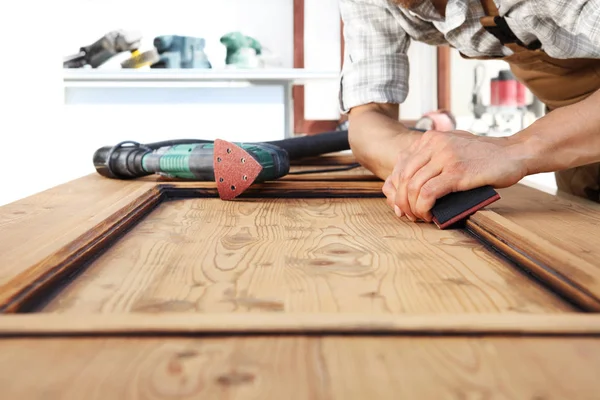 Timmerman Werk Het Hout Met Het Schuurpapier — Stockfoto