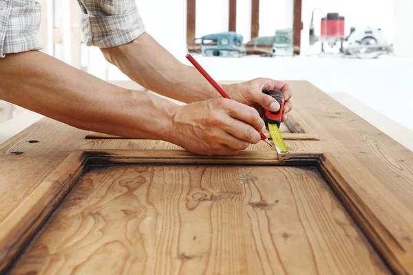 Timmerman Werken Van Het Hout Een Houten Vintage Deur Meten — Stockfoto