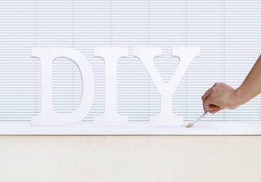ressam adam el boya fırça resim metin DIY beyaz tahta, ev hizmet anlayışı, kopya Alanı şablonuyla boş afiş ile