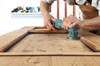 marangoz Ahşap zımpara ile çalışmak 