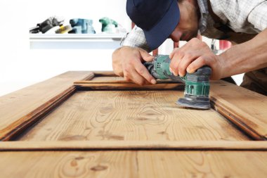 marangoz Ahşap zımpara ile çalışmak 