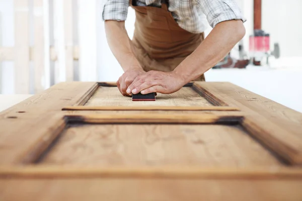 Falegname Lavorare Legno Con Carta Vetrata — Foto Stock