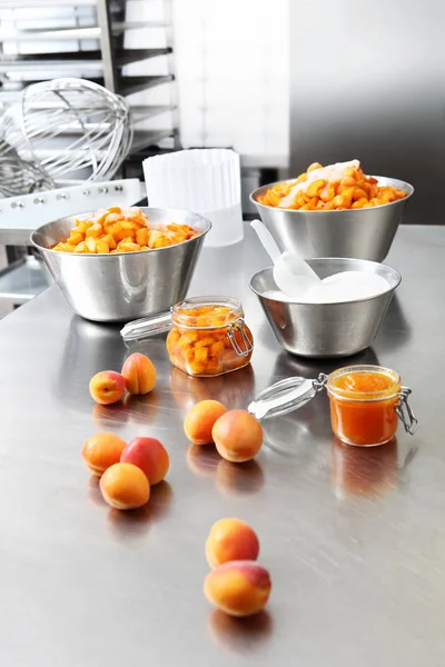 Marmelade Aus Aprikosen Einem Glas Auf Einer Polierten Edelstahloberfläche Der — Stockfoto