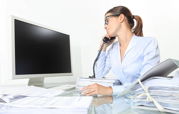 Ofis Masası Bilgisayar Belgeler Ile Çalışan Kadını Telefonda Konuşmak Beyaz — Stok fotoğraf