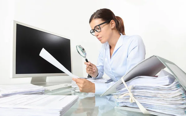 Geschäftsfrau Büro Prüft Dokumente Und Verträge Mit Lupe Schreibtisch Isoliert — Stockfoto