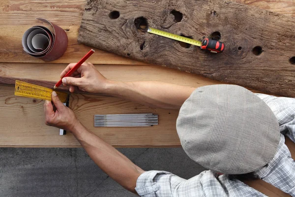 Carpinteiro Trabalhar Madeira Medindo Com Setsquare Lápis Idade Tábuas Madeira — Fotografia de Stock