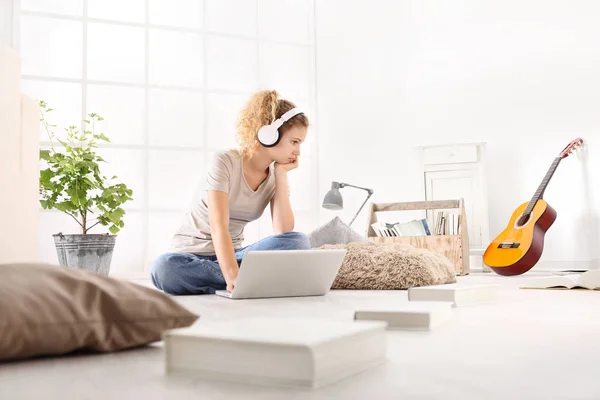 Mujer Joven Con Computadora Auriculares Guitarra Libros Sentada Suelo Sala — Foto de Stock