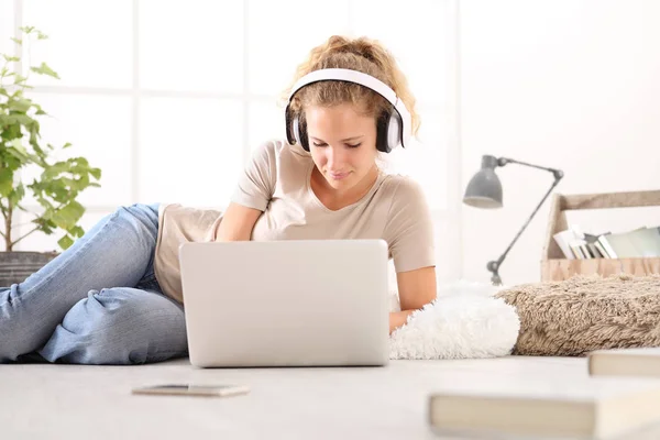 Jovem Com Computador Fones Ouvido Smartphone Livros Deitado Chão Sala — Fotografia de Stock