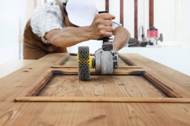 marangoz ahşap rustik ahşap efektler için elektrikli aletler taşlama zımpara ile çalışmak