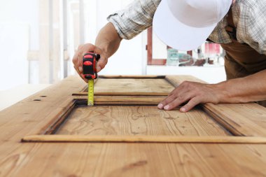 marangoz işe ahşap, ahşap bir vintage kapı metre bant ile ölçme