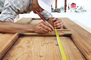 marangoz işe ahşap, ahşap bir vintage kapı metre bant ile ölçme