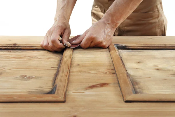 Carpenterr Handen Werken Het Hout Met Schuurpapier — Stockfoto