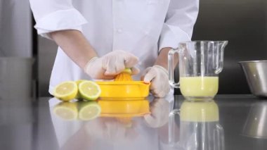 Eller pasta şefi Endüstriyel Mutfak çelik tezgah limon sıkılmış