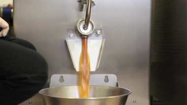 Eller pasta şefi reçel endüstriyel Mikser su ısıtıcı makine ile hazırlar, kasenin içine dökün ve endüstriyel mutfak çelik tezgah üzerinde yer