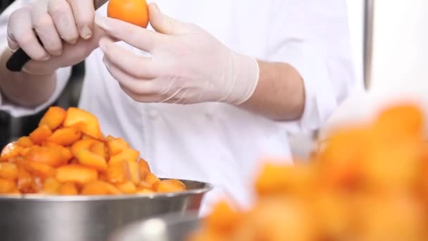 Mãos Pasteleiro Chef Corte Damascos Preparar Engarrafamento Bancada Cozinha Industrial — Vídeo de Stock