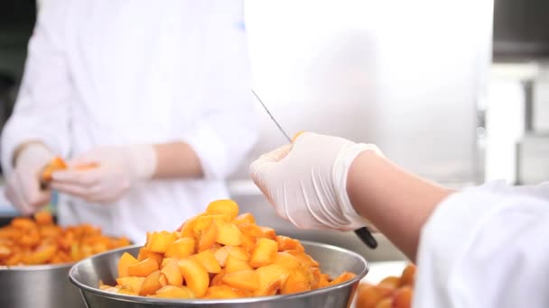 Mãos Pasteleiro Chef Corte Damascos Preparar Engarrafamento Bancada Cozinha Industrial — Vídeo de Stock