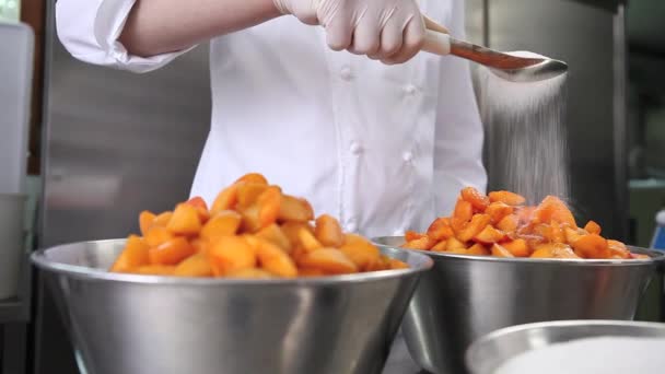 Chef Van Het Gebakje Van Handen Spreiden Suiker Abrikozen Vrucht — Stockvideo