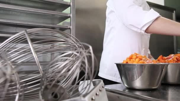 Mains Pâtissier Étaler Sucre Sur Les Abricots Fruits Préparer Confiture — Video