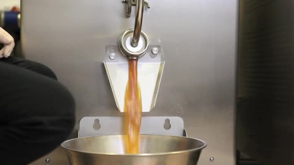 Hände Konditor Bereitet Marmelade Mit Industriellem Mixer Wasserkocher Maschine Gießen — Stockvideo