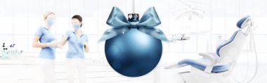 Diş hekimi, diş kliniği xmas topu arka plan ile hediye kartı banner web şablonu kopya alanı ile mutlu Noeller