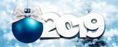 mutlu yeni yıl kartı ile Noel mavi top ve 2019 metin gümüş saten şerit yay bulanık ağaç ve xmas lights arka plan ile