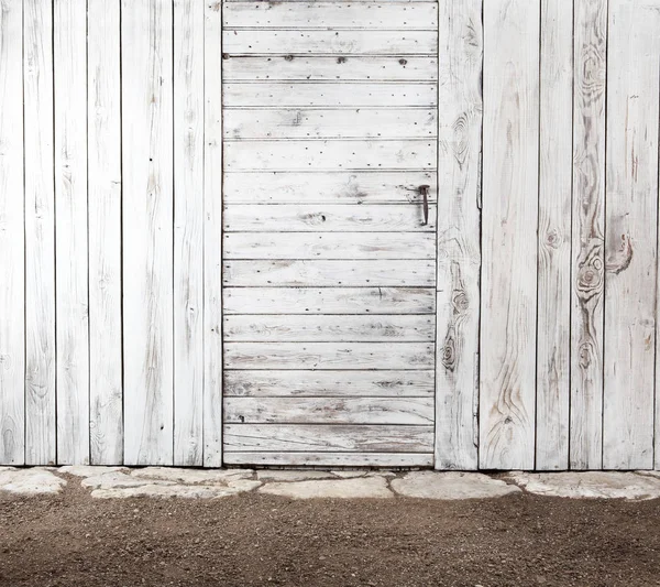 高齢者木製壁 コピー領域の背景の空のテンプレートのために取除かれる用具の外装に白い古いぼろぼろ木製ドア — ストック写真