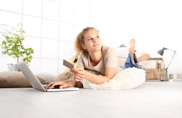 Jovem Segurando Cartão Crédito Usando Computador Portátil Conceito Compras Line — Fotografia de Stock