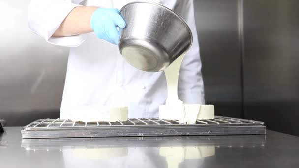 Σεφ Ζαχαροπλαστικής Χέρια Ετοιμάζει Ένα Κέικ Καλύψτε Άχνη Και Γαρνίρουμε — Αρχείο Βίντεο