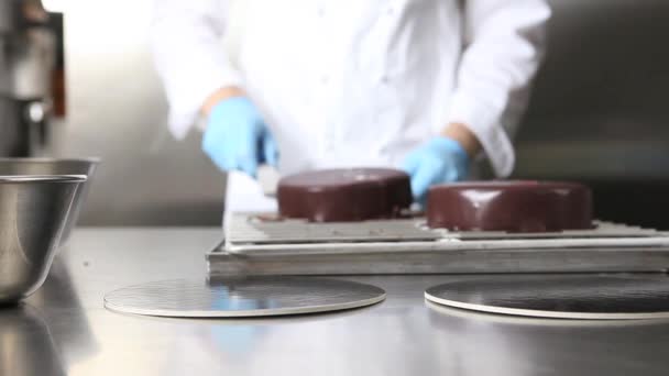 Manos Pastelero Prepara Pastel Cubierta Verter Glaseado Chocolate Trabajando Una — Vídeo de stock