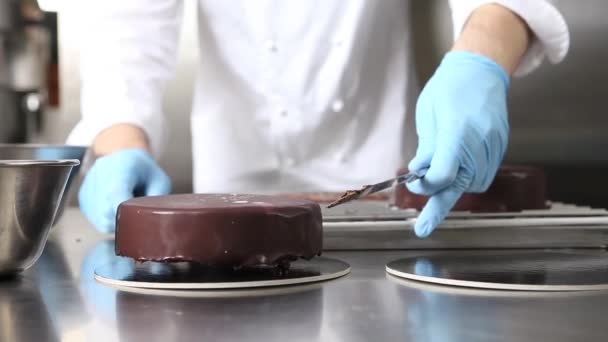 Mani Pasticciere Prepara Una Torta Coprire Versando Glassa Cioccolato Lavorando — Video Stock