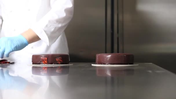 手糕点厨师准备蛋糕 盖倒巧克力糖霜和用薄片装饰 在不锈钢工业厨房工作顶部工作 — 图库视频影像