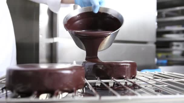 Manos Pastelero Prepara Pastel Cubierta Verter Glaseado Chocolate Trabajando Una — Vídeo de stock