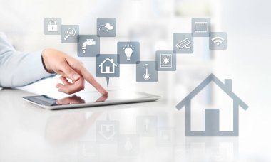 Akıllı ev otomasyon kontrol kavramı el dokunmatik dijital tablet ekranıyla gri simgeleri simgeleri, kopya alanı şablonu