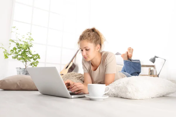 Wanita Muda Yang Cantik Dengan Komputer Laptop Berbaring Ruang Tamu — Stok Foto