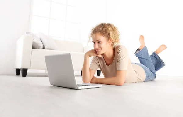 Sorrindo Bela Jovem Com Laptop Computador Deitado Sala Estar Chão — Fotografia de Stock