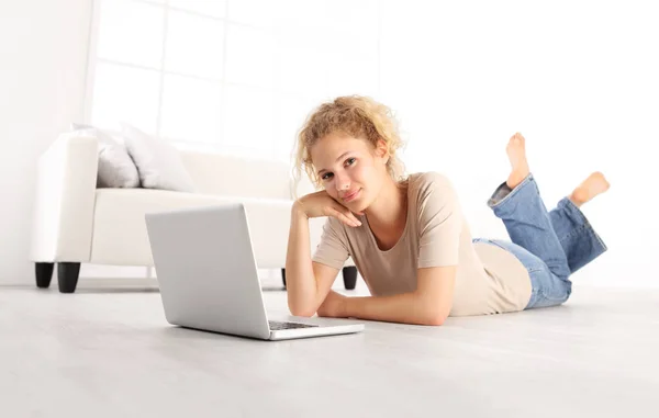 Sorrindo Bela Jovem Com Laptop Computador Deitado Sala Estar Chão — Fotografia de Stock