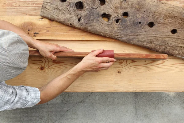 Carpintero Manos Trabajando Tablero Viejo Rústico Madera Con Papel Lija — Foto de Stock