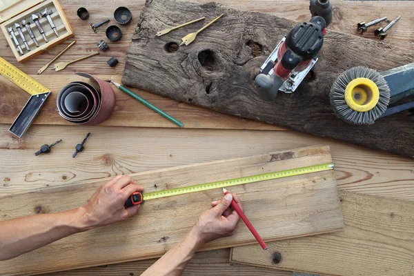 Hand Tischler Bearbeitet Das Holz Messung Mit Maßband Und Bleistift — Stockfoto