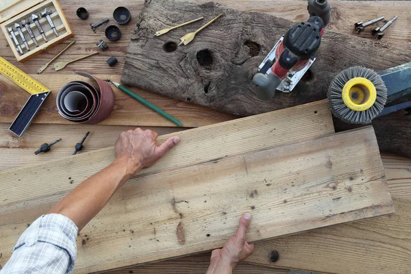 Carpintero Manos Trabajar Madera Combinar Viejas Tablas Madera Rústica Vista — Foto de Stock