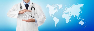 tıbbi sigorta kavramı seyahat, Dünya Haritası, web banner şablon ile mavi arka plan uçakta doktor eller korumak