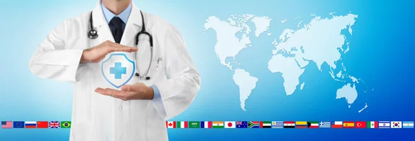 Nemzetközi Utazási Orvosi Biztosítás Fogalmát Orvos Kezébe Védelme Egy Pajzs — Stock Fotó